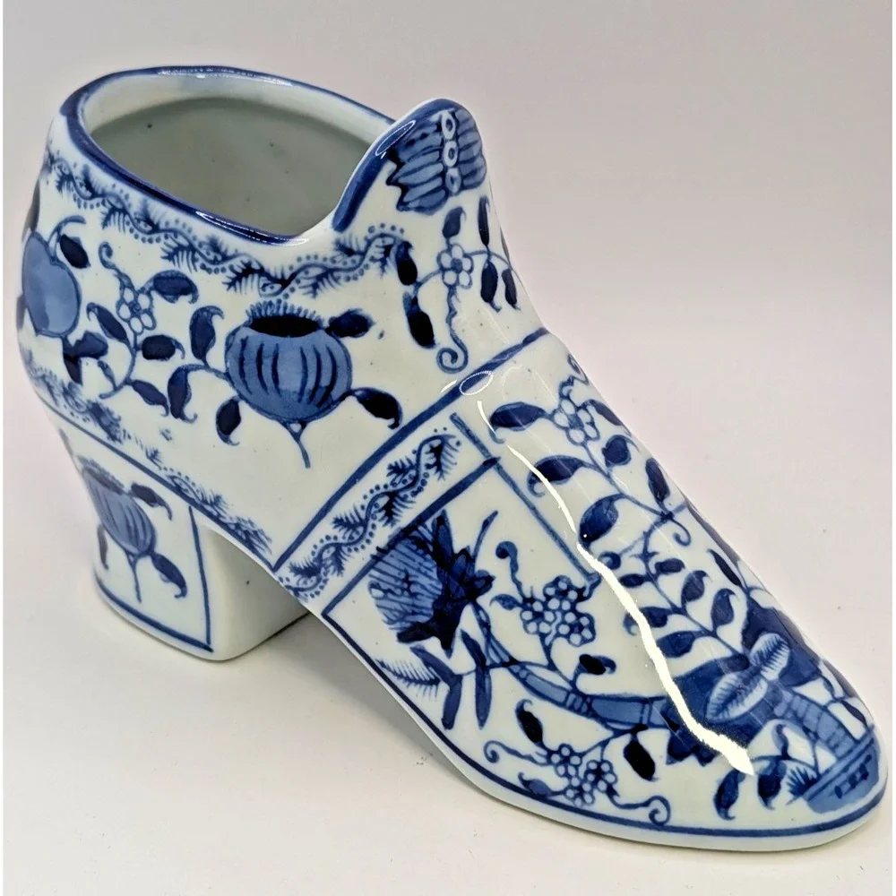 Porcelain Victorian Decorative Shoe Vase Blue And White Floral / Vines 4 in tall